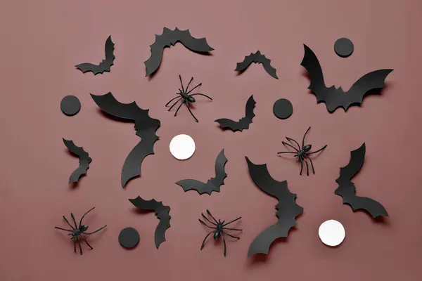 Papieren Vleermuizen Spinnen Voor Halloween Feest Bruine Achtergrond — Stockfoto