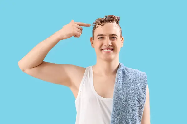Young Man Applied Shampoo His Hair Light Blue Background — Stock Photo, Image