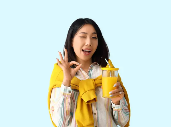 Mooie Aziatische Vrouw Met Glas Sap Tonen Blauwe Achtergrond — Stockfoto