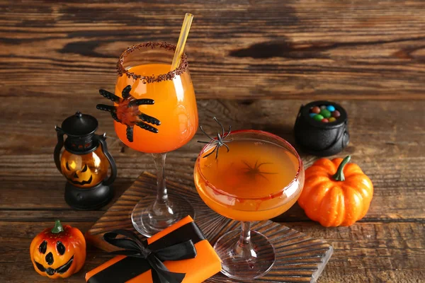 Szklanki Smacznego Koktajlu Margarita Pudełkiem Prezentów Latarnią Dyniami Halloween Drewnianym — Zdjęcie stockowe