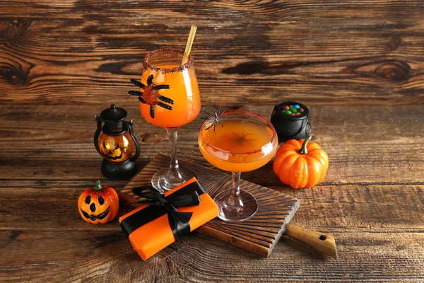 Szklanki Smacznego Koktajlu Margarita Pudełkiem Prezentów Latarnią Dyniami Halloween Drewnianym — Zdjęcie stockowe
