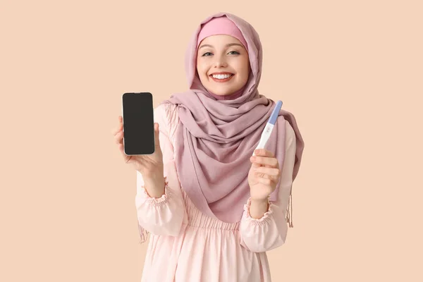 Jovem Muçulmana Feliz Com Teste Gravidez Positivo Mostrando Tela Branco — Fotografia de Stock