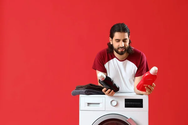 빨간색 배경에 세탁기 세제와 — 스톡 사진