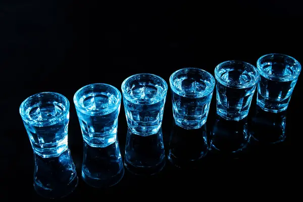 Aufnahmen Von Kaltem Wodka Auf Schwarzem Hintergrund — Stockfoto