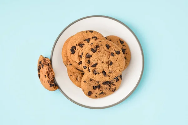 Plate Tasty Cookies Chocolate Chips Blue Background — Stock Photo, Image