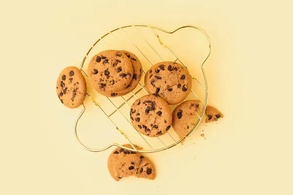 Rács Ízletes Cookie Csokoládé Chips Sárga Alapon — Stock Fotó
