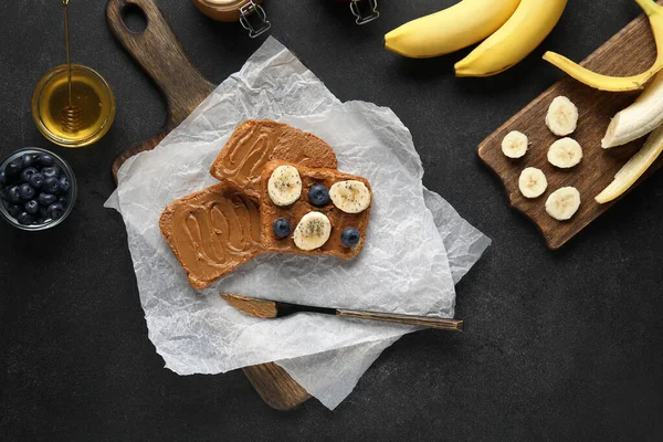 Baking Paper Toasts Peanut Butter Fresh Fruits Honey Black Background — Stock Photo, Image
