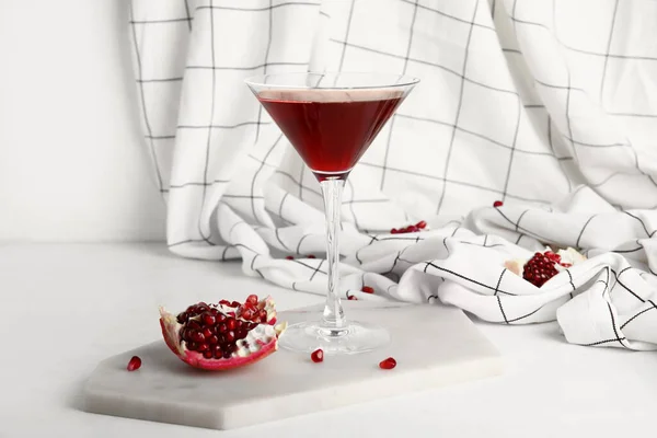 Bord Met Glas Cosmopolitan Cocktail Granaatappel Witte Achtergrond — Stockfoto