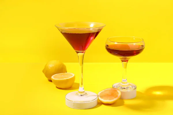 Glazen Cosmopolitan Cocktail Met Citroen Gele Achtergrond — Stockfoto