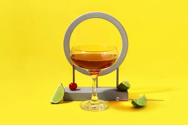 Glass Cosmopolitan Cocktail Lime Cherry Yellow Background — Stock Photo, Image