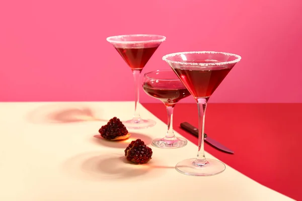 Glazen Cosmopolitan Cocktail Met Granaatappel Kleurrijke Achtergrond — Stockfoto