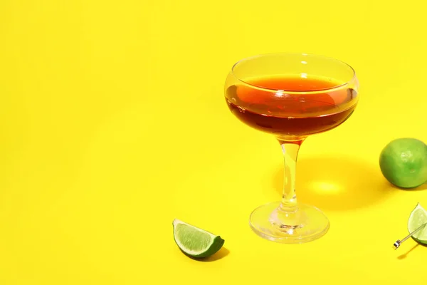 Glass Cosmopolitan Cocktail Lime Yellow Background — Stock Photo, Image
