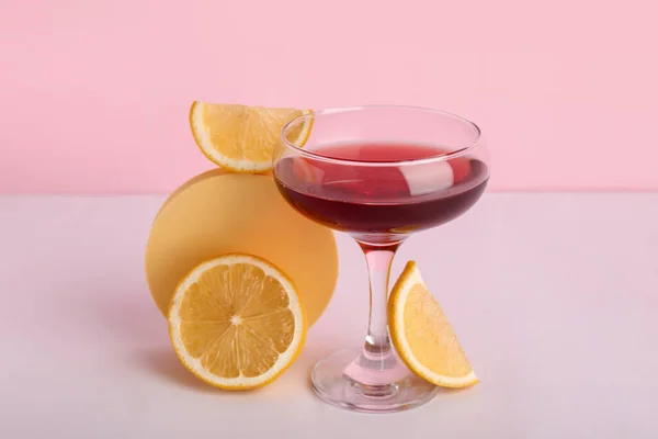 Verre Cocktail Cosmopolite Citron Sur Fond Couleur — Photo