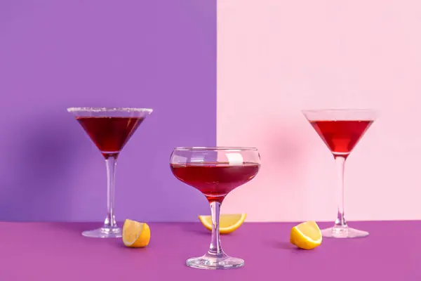 カラフルな背景にレモンが付いたコスモポリタンカクテルのグラス — ストック写真