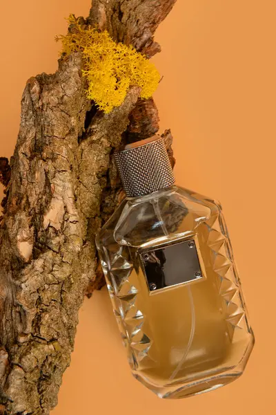 Fles Parfum Boomschors Oranje Achtergrond — Stockfoto