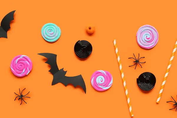 Composición Halloween Con Murciélago Arañas Caramelos Sobre Fondo Naranja —  Fotos de Stock