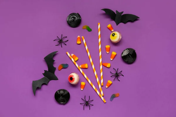 Composición Halloween Con Dulces Caramelos Murciélagos Pajitas Sobre Fondo Morado —  Fotos de Stock