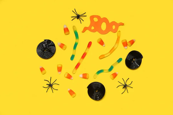 Halloween Složení Sladkými Bonbóny Slovo Boo Žlutém Pozadí — Stock fotografie