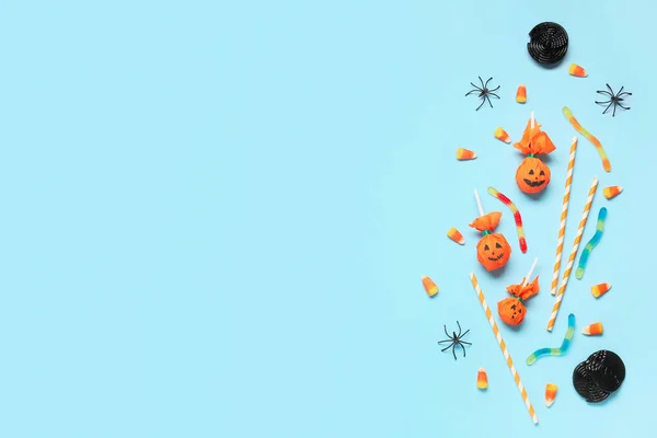 Halloween Složení Sladkými Bonbóny Pavouky Modrém Pozadí — Stock fotografie