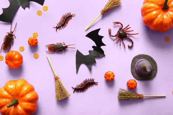 Composición Halloween Con Caramelos Calabazas Escobas Sobre Fondo Lila —  Fotos de Stock