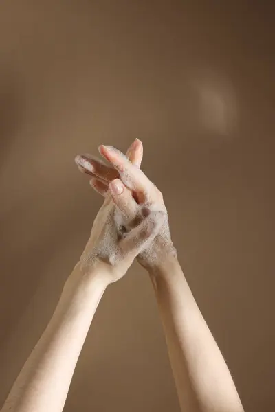 Ruce Mýdlové Pěně Hnědém Pozadí Royalty Free Stock Obrázky