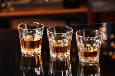 Bardaki masada soğuk rom bardakları