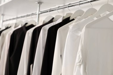 Modern butikte asılı şık kıyafetler, yakın plan.