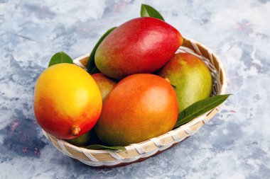 Bir sepet taze olgun mango grunge arka planda
