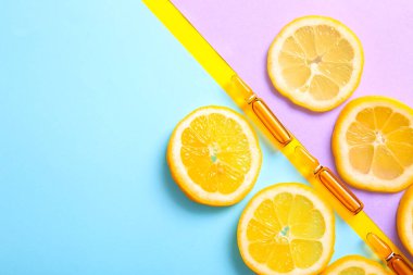 Renkli arka planda C vitamini ve limon dilimli ampuller