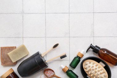 Farklı banyo aksesuarları ve hafif fayanslı kozmetik ürünleri olan kompozisyon