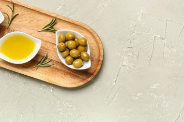 Olgun zeytinli kaseler ve hafif arka planda yağlı