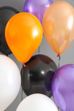 Gri arkaplanda farklı Cadılar Bayramı balonları, yakın plan