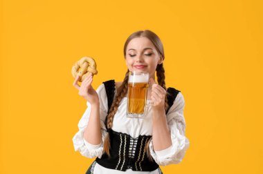 Güzel Ekim Festivali garsonu. Sarı arka planda bira ve simit var.