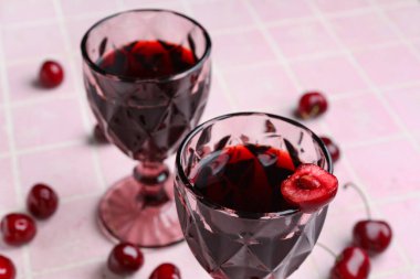 Pembe kiraz likörlü bardaklar.