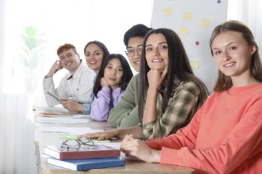 Lisan okulundaki genç öğrenciler