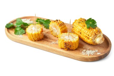 Lezzetli ızgara mısır koçanları ve beyaz arka planda maydanozlu ahşap tahta.