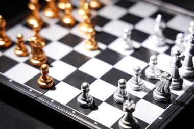 Oyun tahtasında altın ve gümüş satranç taşları, yakın plan