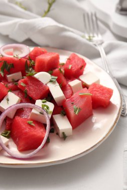 Beyaz arka planda lezzetli karpuz salatası