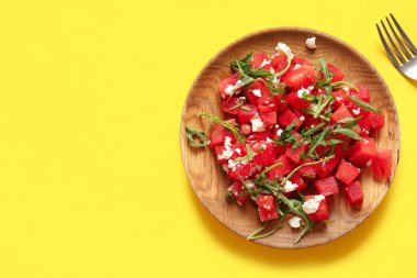 Sarı arka planda lezzetli karpuz salatası