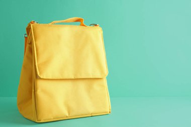 Turkuaz arka planda sarı beslenme çantası