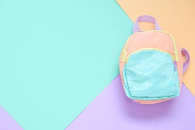 Renkli okul sırt çantası