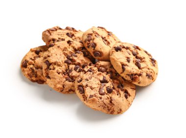 Beyaz arka planda çikolata parçalı lezzetli kurabiyeler