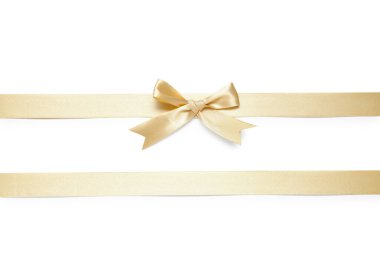 Beyaz arkaplanda altın saten kurdeleden yapılmış fiyonk