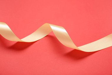 Kırmızı arkaplanda altın saten kurdele