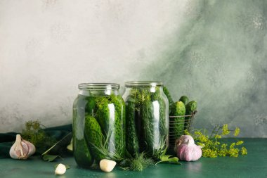 Masada konserve için taze salatalıklı kavanozlar