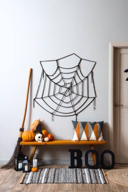 Bayram süslemeleri olan ahşap bank