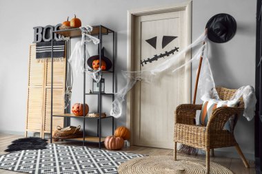 Raflar, kapılar ve cadılar bayramı süslemeleri olan festival koridorunun içi