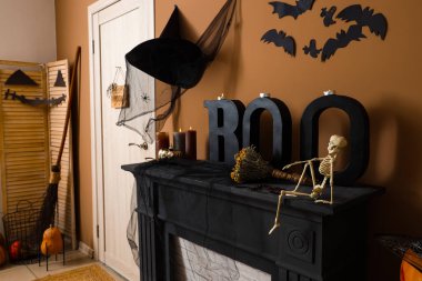 Şömineli, kapılı ve Cadılar Bayramı dekorasyonlu festival koridoru.