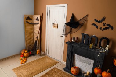 Şömineli, kapılı ve Cadılar Bayramı dekorasyonlu festival koridoru.