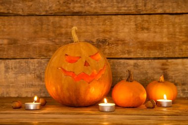 Cadılar Bayramı için balkabakları, meşe palamutları ve yanan mumlar.